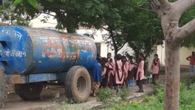 Photo of बाल्टी से पानी ढो रही कस्तूरबा विद्यालय की छात्राएं, टैंकर से हो रही आपूर्ति